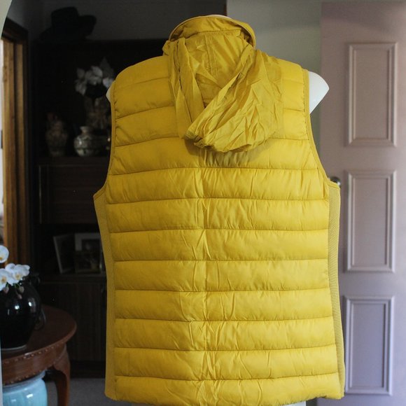 MUSTARD YELLOW PUFFER VEST WITH HOODIE SIZE LARGE - Picture 10 of 12